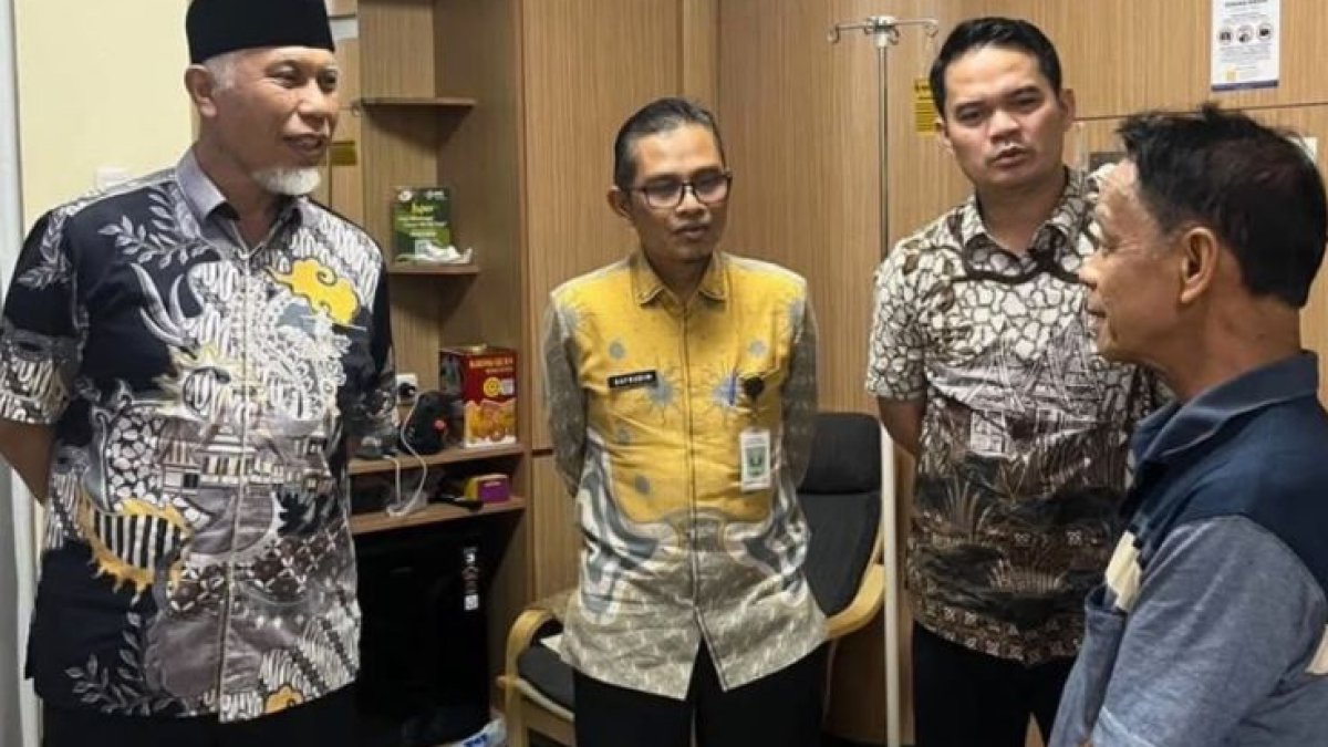 Gubernur Sumbar Mahyeldi menjenguk Ketua MUI Sumbar Zulkarnaini yang dirawat di RS Medika Cilegon pasca kebakaran KMP Batuman