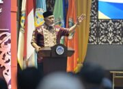 Gubernur Sumbar Mahyeldi berbicara di depan ribuan alumni UNP dalam acara temu akbar untuk memperkuat pendidikan dan UMKM.