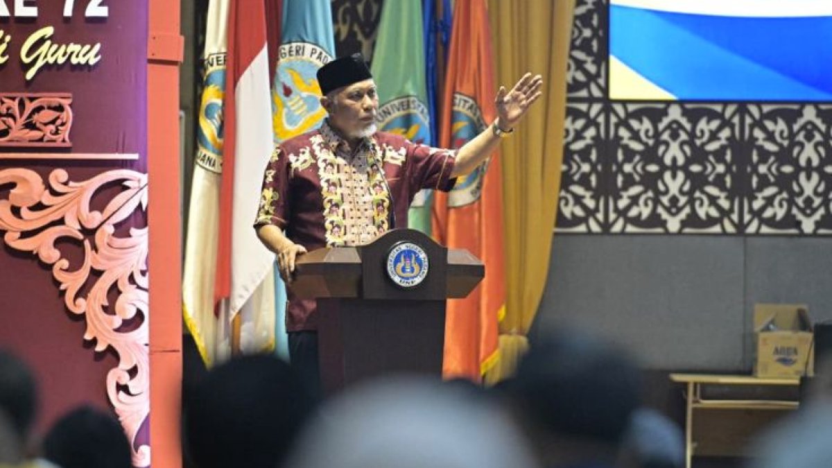 Gubernur Sumbar Mahyeldi berbicara di depan ribuan alumni UNP dalam acara temu akbar untuk memperkuat pendidikan dan UMKM.