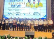 Suasana Malam Puncak ILUNI UNP Award 2026 di Auditorium Universitas Negeri Padang dalam rangka perayaan Dies Natalis ke-72.