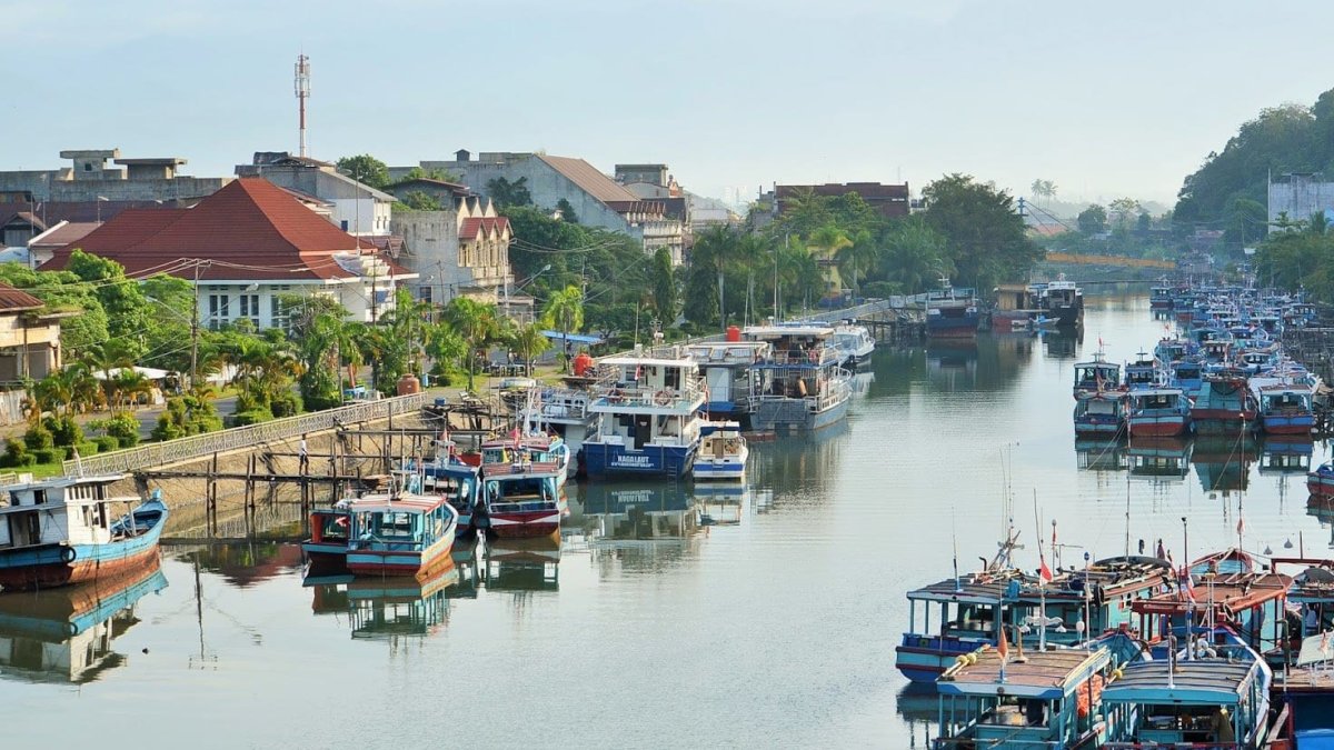 Wali Kota Padang Fadly Amran meninjau maket rencana integrasi penataan kawasan Sungai Batang Arau dan Kota Tua Padang.