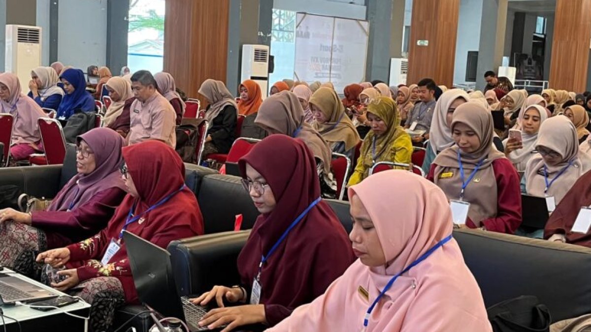 Ratusan guru SMP di Kota Padang mengikuti pelatihan pengembangan konten digital pendidikan di Youth Center.