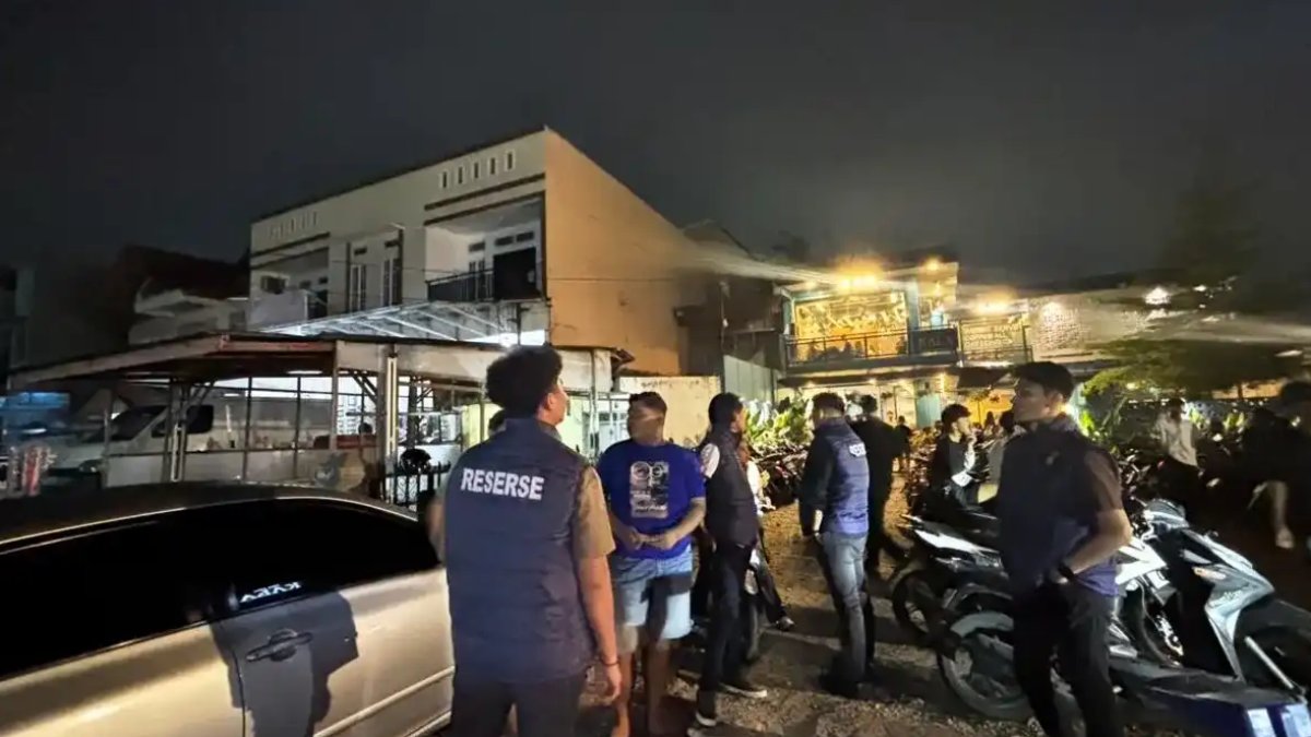 Personel Ditreskrimum Polda Sumbar melakukan patroli malam hari di Kota Padang untuk mencegah kejahatan jalanan.