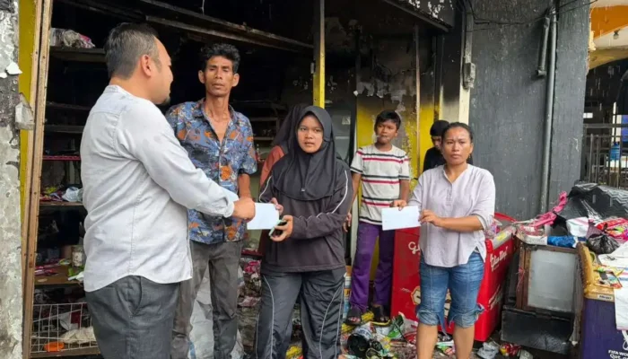 Kebakaran di Limau Manis, Rahmat Saleh Turun Langsung Bantu Warga