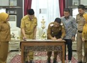 Tumpukan sampah di TPA Regional Solok yang telah melampaui kapasitas maksimal.