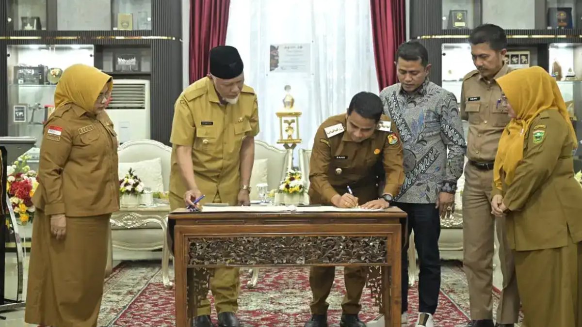 Tumpukan sampah di TPA Regional Solok yang telah melampaui kapasitas maksimal.