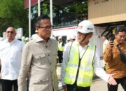 Dony Oskaria meninjau progres pembangunan Stadion Haji Agus Salim yang ditargetkan memiliki struktur tahan gempa 100 tahun.