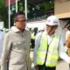 Dony Oskaria meninjau progres pembangunan Stadion Haji Agus Salim yang ditargetkan memiliki struktur tahan gempa 100 tahun.