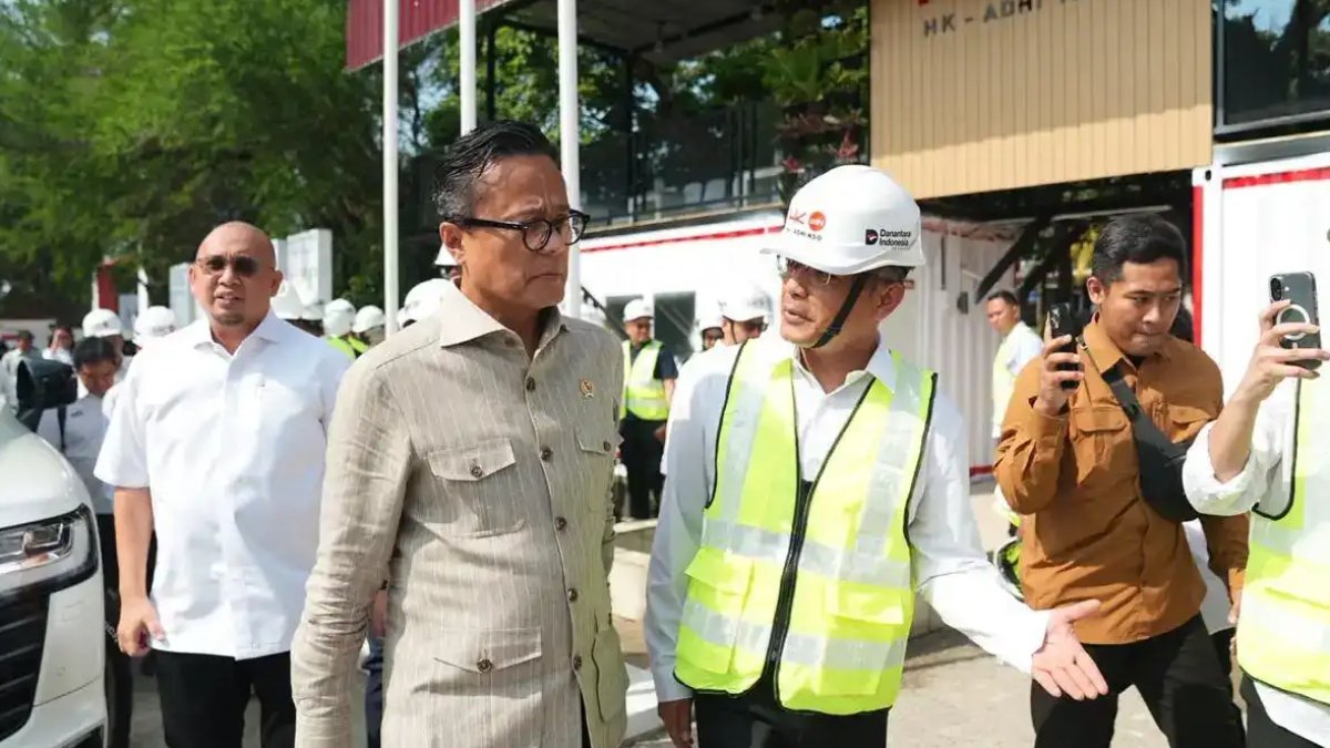 Dony Oskaria meninjau progres pembangunan Stadion Haji Agus Salim yang ditargetkan memiliki struktur tahan gempa 100 tahun.