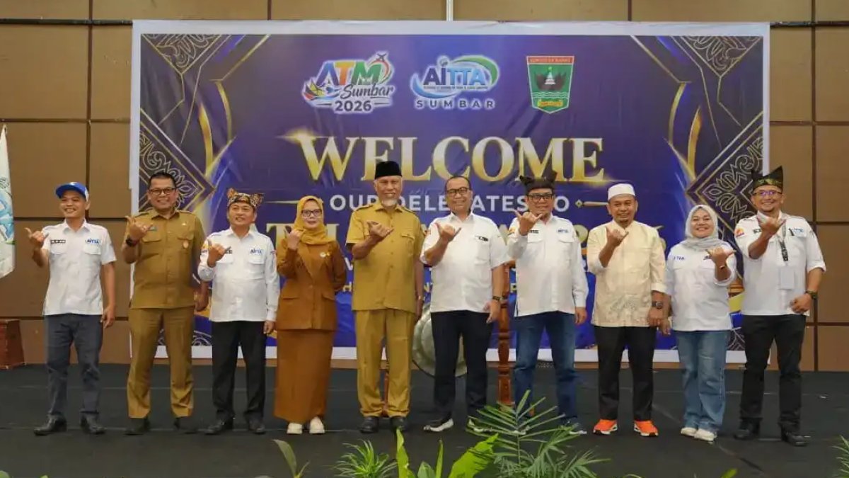 Gubernur Sumatera Barat Mahyeldi membuka acara AITTA Travel Mart 2026 di Padang untuk mendorong pertumbuhan ekonomi pariwisat