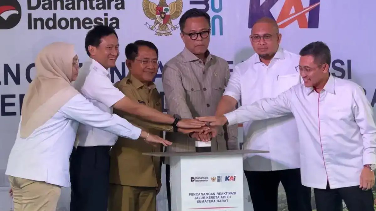 COO Danantara Dony Oskaria meresmikan reaktivasi jalur kereta api di Stasiun Kayu Tanam, Sumatera Barat.