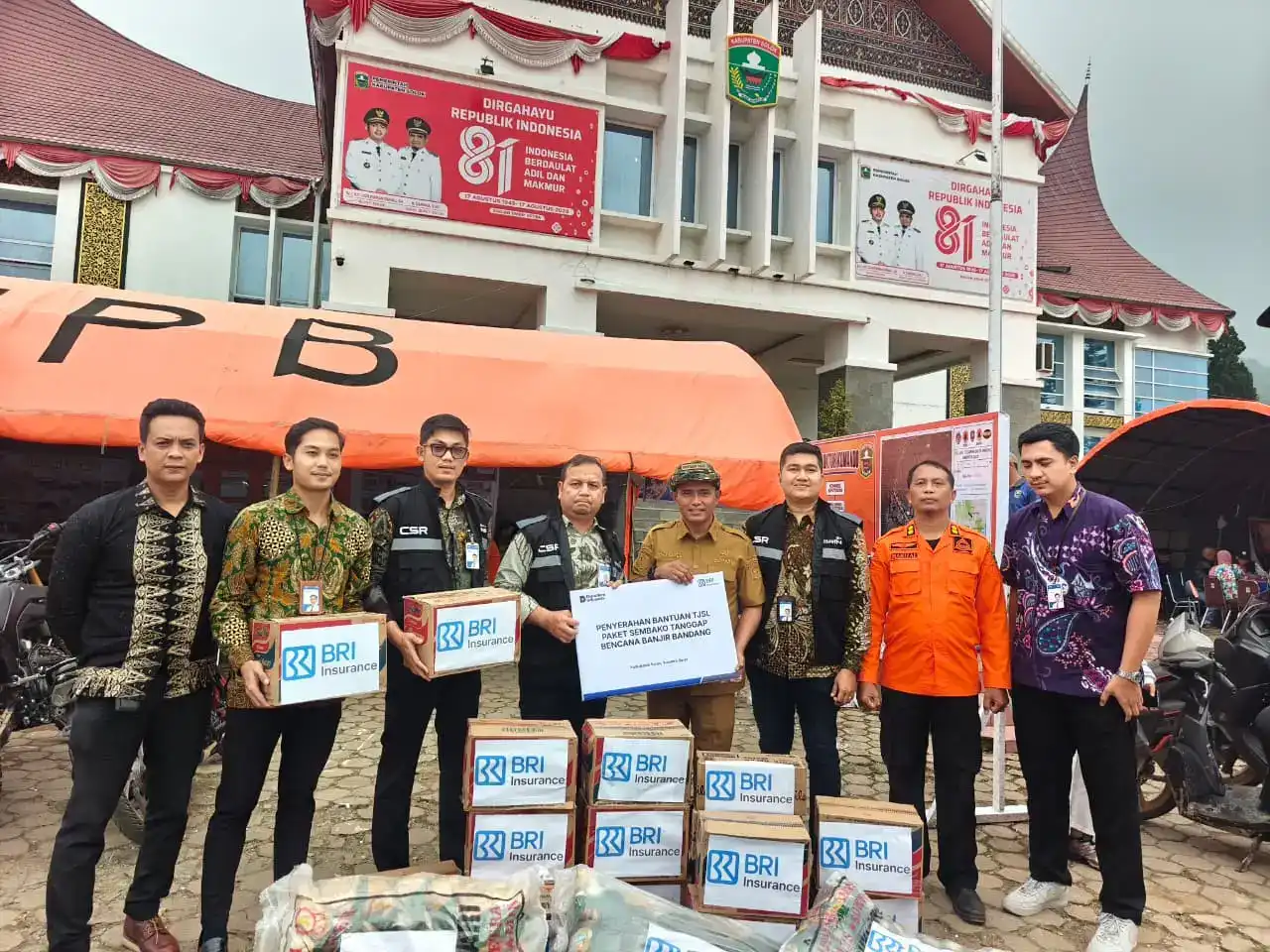 Penyerahan bantuan PT BRI Asuransi Indonesia (BRI Insurance) terhadap korban bencana banjir bandang di Jorong Kayu Aro, Kecamatan Gunung Talang, Kabupaten Solok, Selasa (29/9/2026). Foto : Istimewa