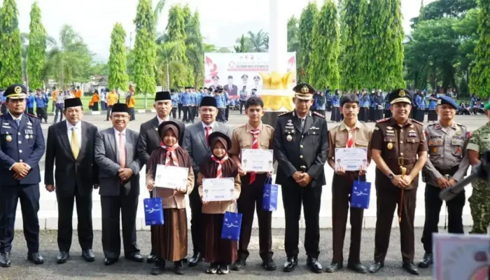 Bank Nagari dan Pemkab Dharmasraya Berikan Beasiswa bagi 211 Siswa
