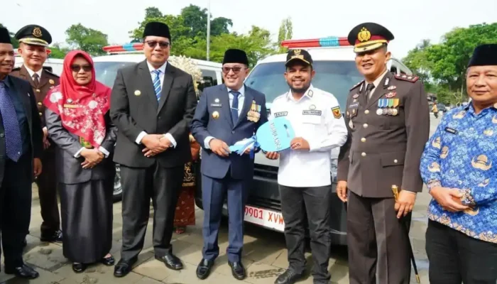 Tingkat Layanan Kesehatan Nagari, Pemkab Tanah Datar Serahkan 7 Ambulans