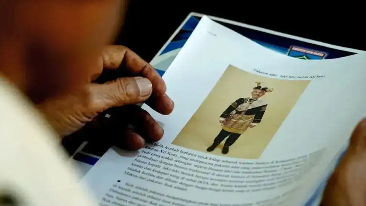 Peserta FGD Pemkab Solok Selatan membahas dokumentasi sejarah dan filosofi pakaian adat tradisional daerah.
